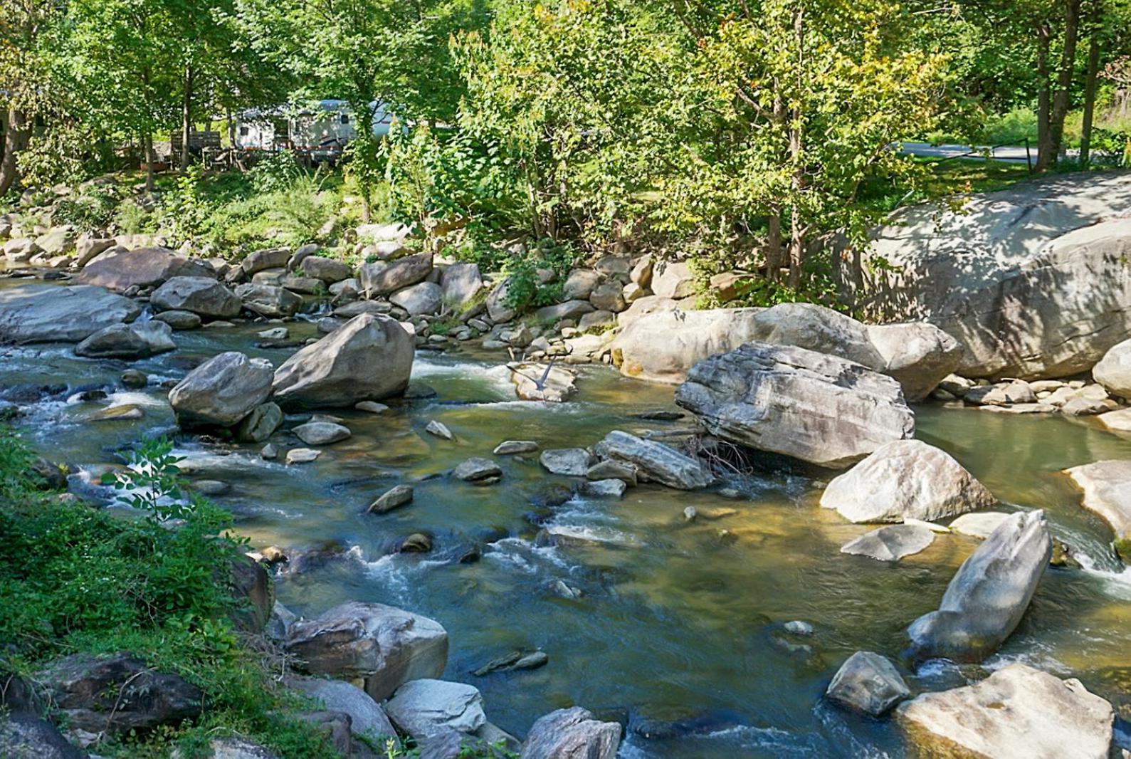 Hickory Falls Inn ชิมนีย์ร็อค ภายนอก รูปภาพ