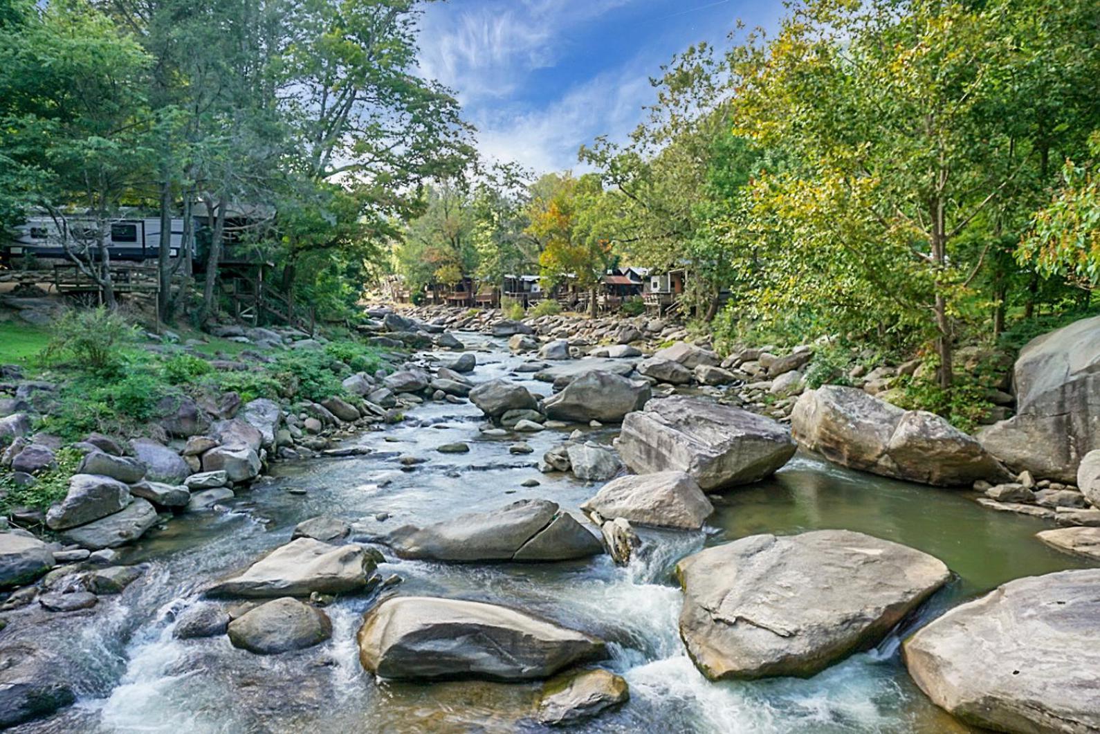 Hickory Falls Inn ชิมนีย์ร็อค ภายนอก รูปภาพ